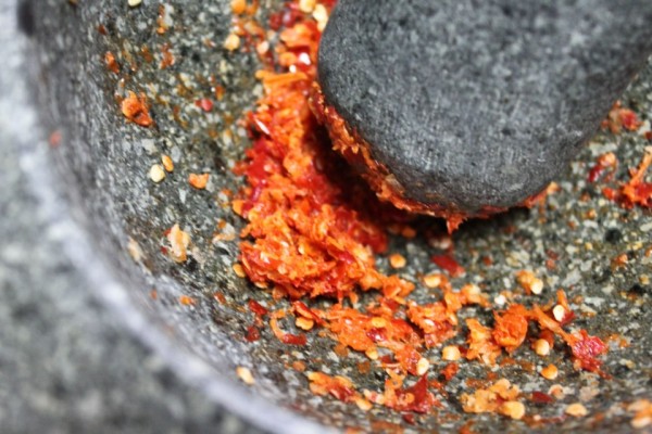 pounding-chilies-mortar-and-pestle-urban_flavours