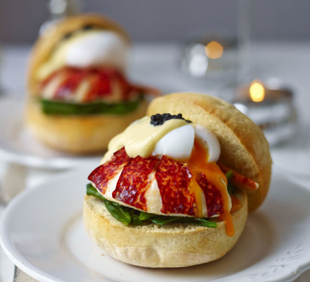 lobster-muffins-poached-egg-caviar-spinach-hollandaise_urban_flavours