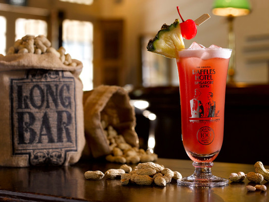 raffles-hotel-singapore-singapore-sling-with-raffles-1915-gin-by-sipsmith-gin-urban-flavours