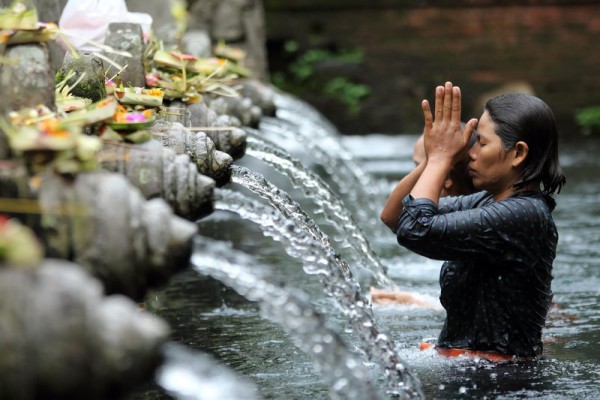 Hindu-ritual-bathing-at-a-religious-bathing-pool-located-within-the-Puru-Tirtha-Empul-Temple_s_Urban_Flavours