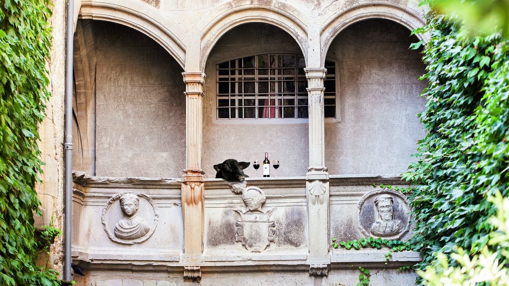 black_sheep-balcony_le_grand_noir_vindochine_darren_gall